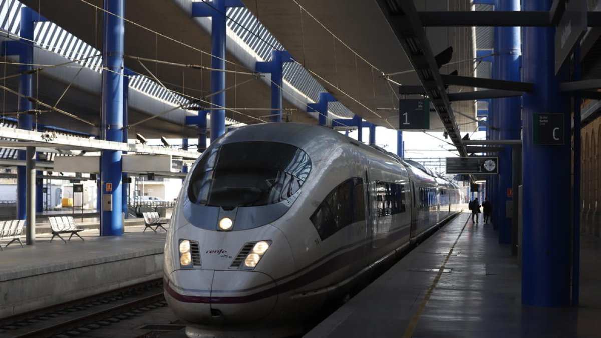 Un AVE llegando a la estación de Lleida. 