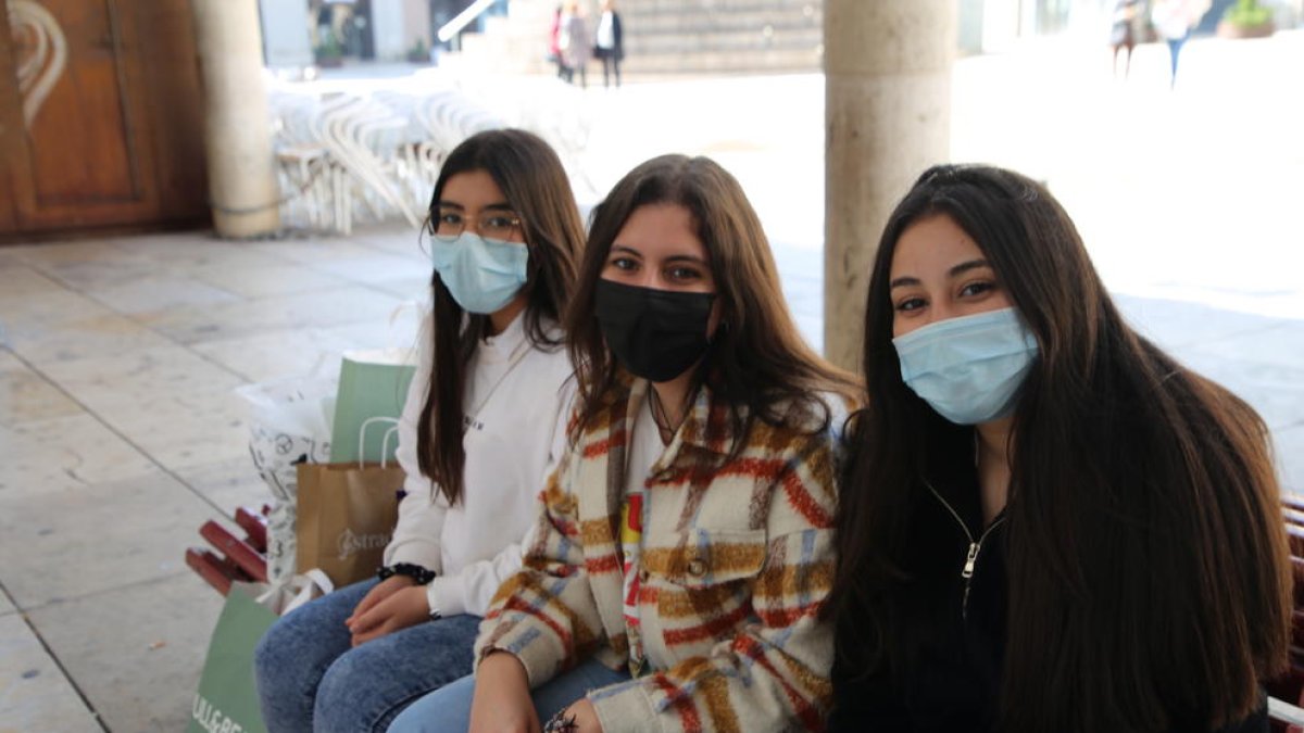 Tres jóvenes de Lleida con mascarilla, que es obligatoria desde el 19 de mayo de 2020.