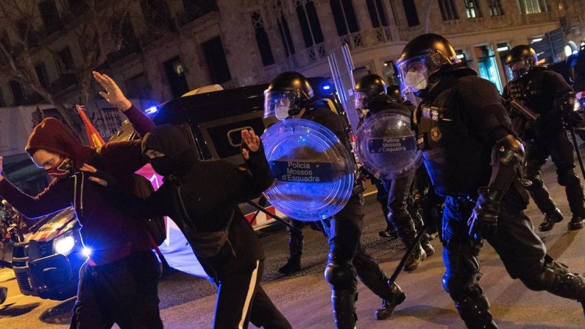Agents dels Mossos miren de dispersar la manifestació en suport a Hasél, ahir a la nit a Barcelona.