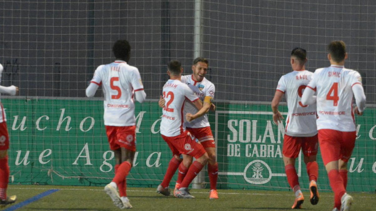 Jugadors del Lleida feliciten Marc Martínez al marcar el gol que va donar la victòria a l’equip.