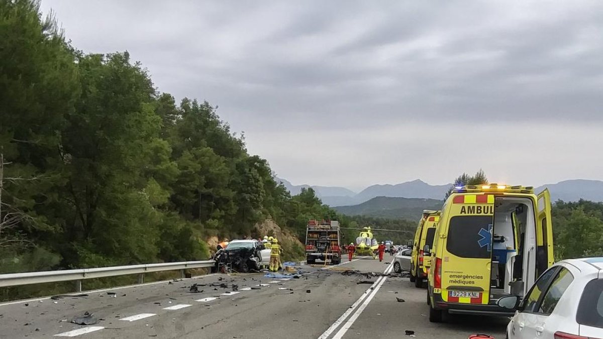 Imatge dels bombers treballant al lloc de l'accident