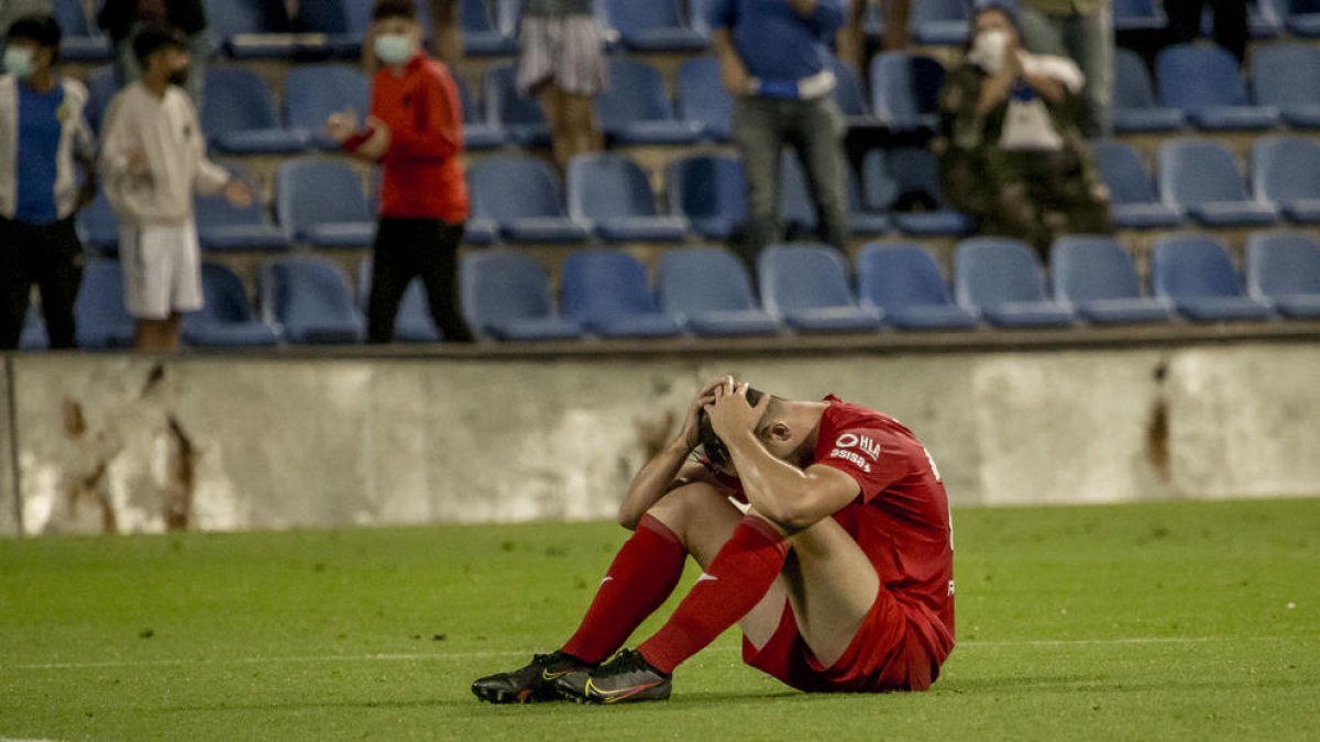 Los jugadores del Lleida acabaron desolados tras perder en Alicante y consumarse el descenso.