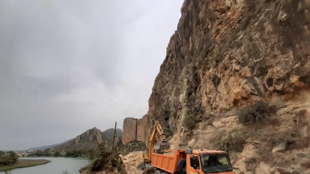 Maquinària pesant treballant a la carretera LV-9047 entre Sant Llorenç de Montgai i Camarasa on hi ha hagut caigudes de roques a causa d'uns treballs de sanejament.