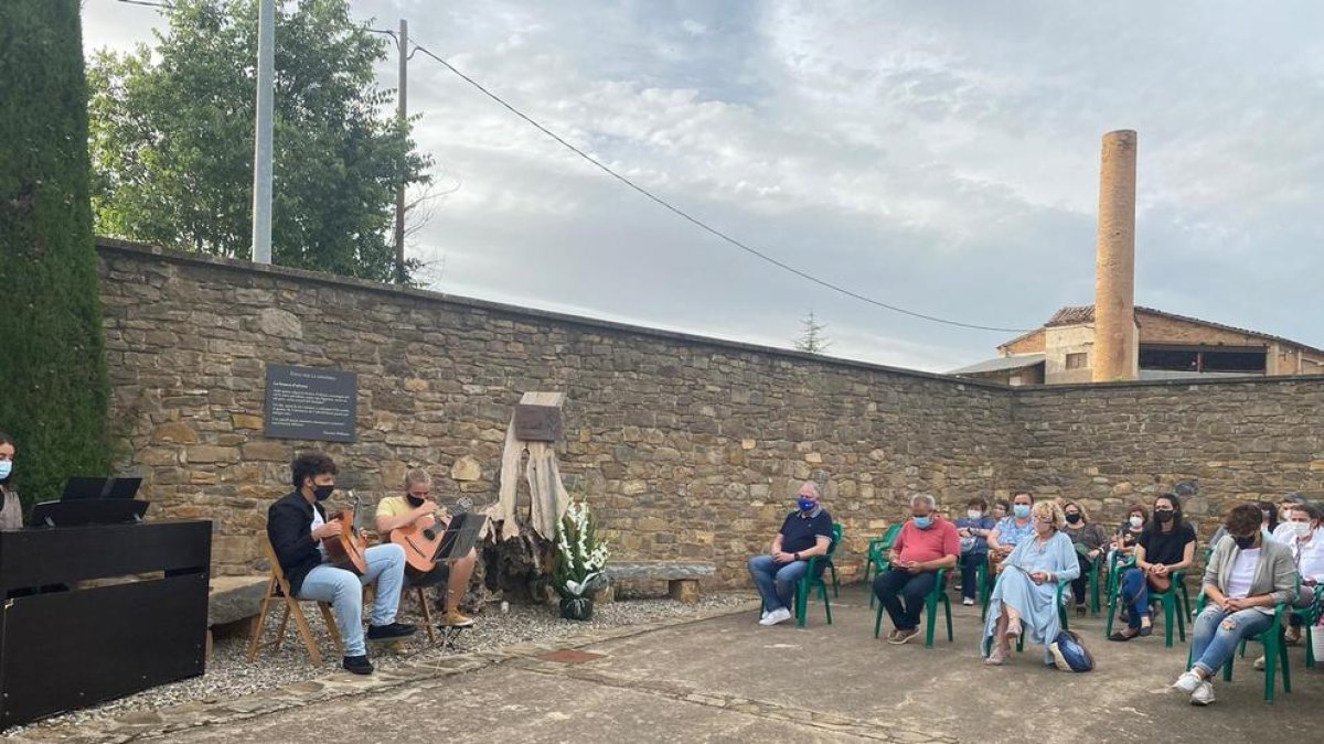 Un moment de l’acte d’homenatge que Tremp va retre ahir a les víctimes de la pandèmia.