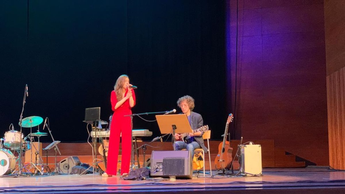 Emília Rovira Alegre presentó ayer en el Auditori Enric Granados los temas de su nuevo trabajo discográfico, ‘Amor i ràbia’.