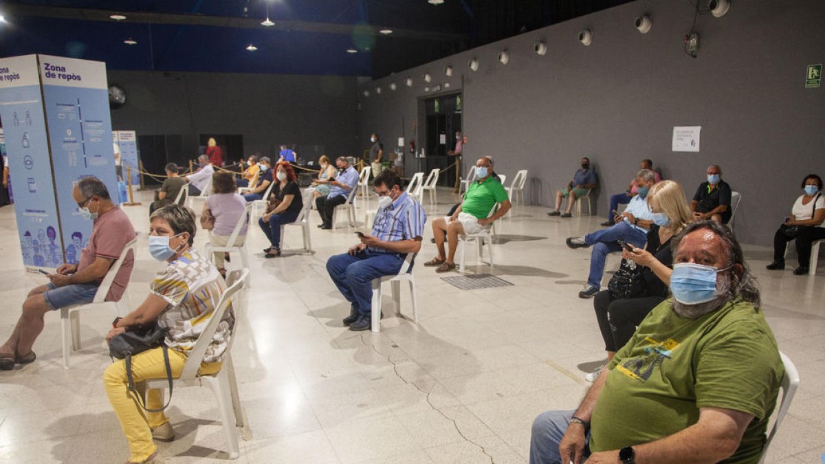 Segundas dosis de AstraZeneca en Tàrrega  -  El departamento de Salud empezó ayer a administrar la segunda dosis de la vacuna de AstraZeneca en el Espai MerCAT de Tàrrega a la franja de edad de entre 60 y 69 años, que a partir de ahora se aplic ...