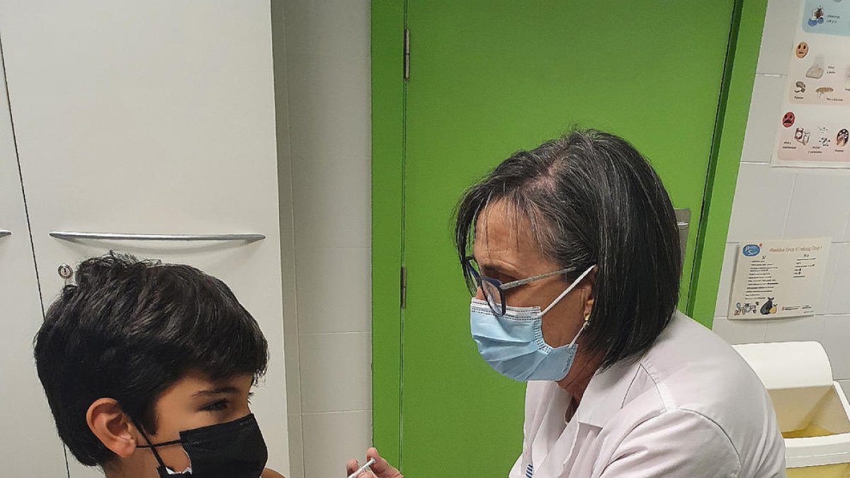 Un niño recibe la vacuna contra la Covid en el CAP de Tremp.