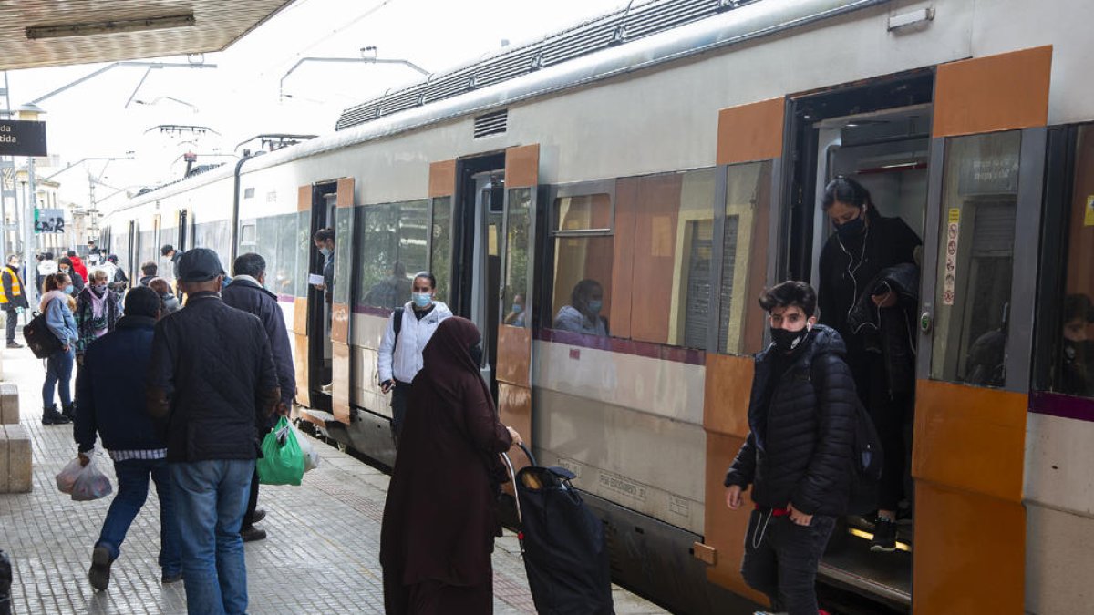 Imatge d’arxiu de passatgers a l’estació de Tàrrega, a la línia de tren de Manresa.