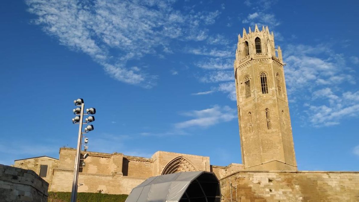 Montaje ayer del escenario para los conciertos en la Seu Vella.