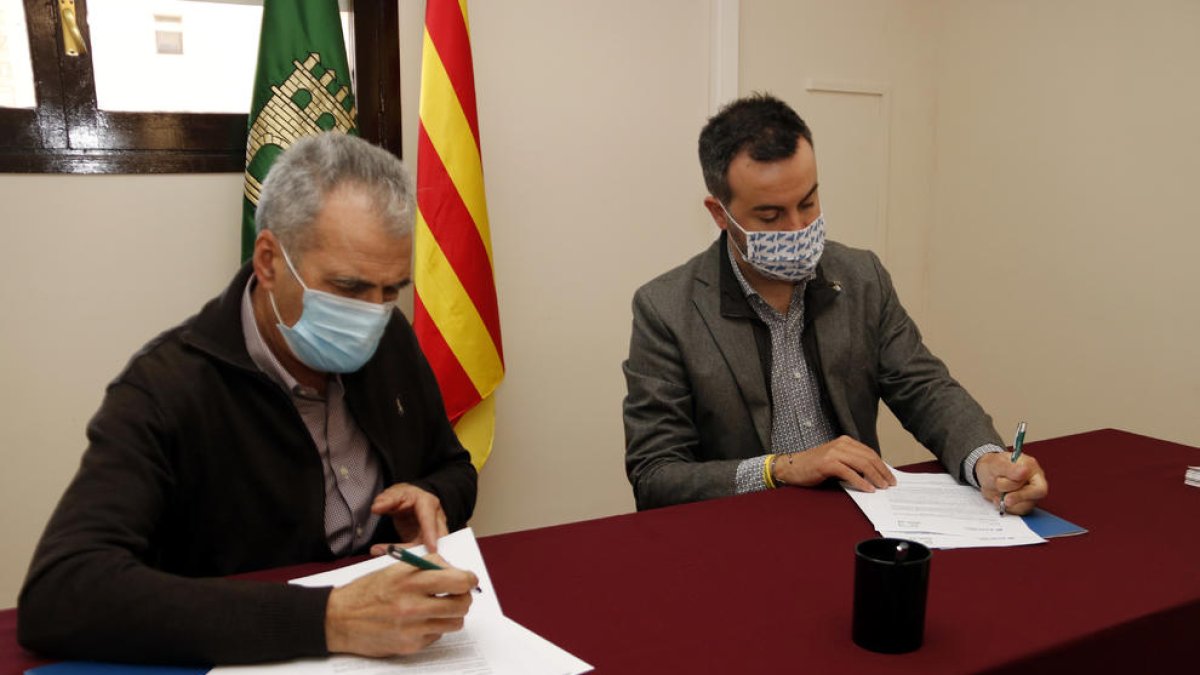 El presidente de la ACM, Lluís Soler, y el de la Asociación de Micropueblos de Catalunya, Mario Urrea, firman un convenio de colaboración, a Torrebesses, este jueves.