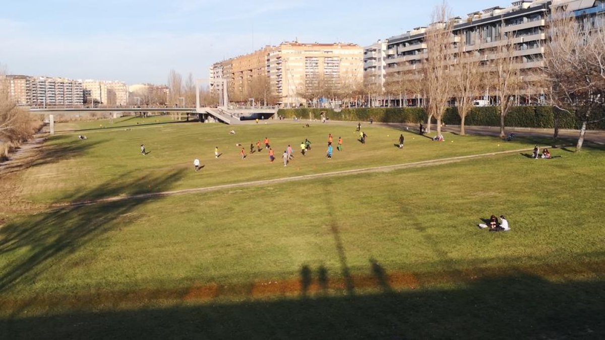 Ajenos a cualquier restricción, numerosos jóvenes jugaban ayer a fútbol en la canalización del Segre.
