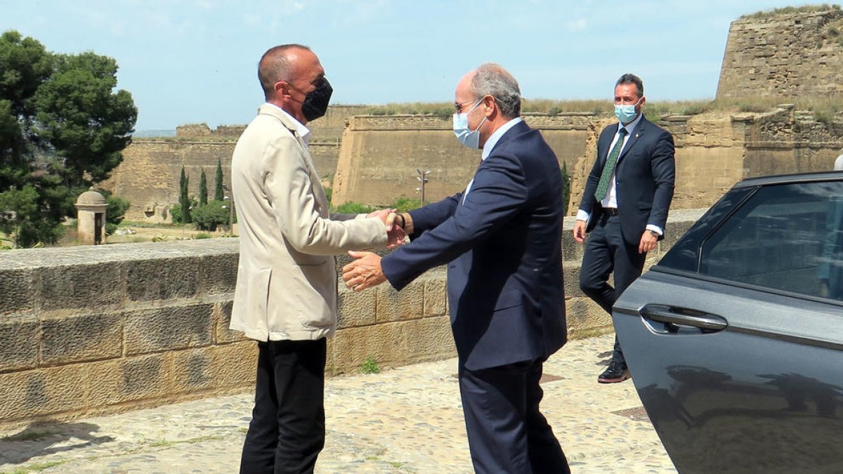 Plano entero del alcalde de Lleida, Miquel Pueyo, saludando al ministro de Justicia, Juan Carlos Campo