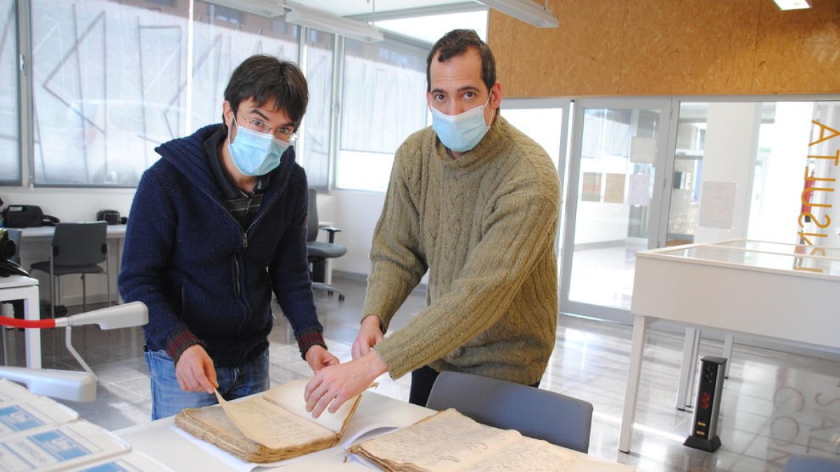 L’alcalde del Palau d’Anglesola, Francesc Balcells, i el director de l’Arxiu del Pla, Daniel Vilarrubias.