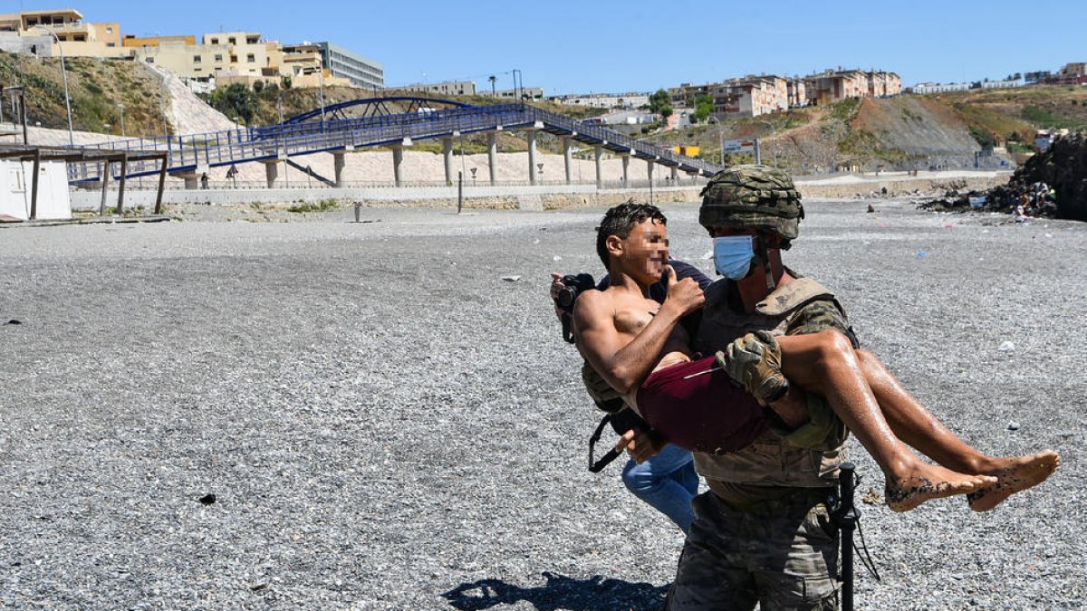 Agentes de la policia de Ceuta acompañan menores a les naves habilitadas para su  acollida