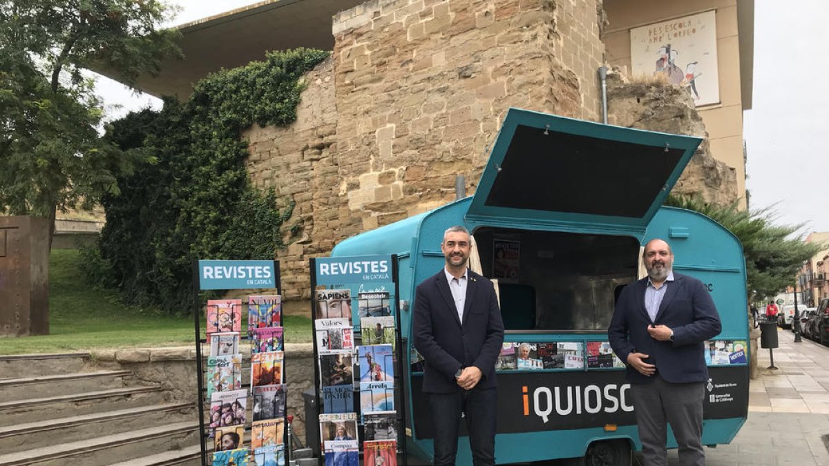 Bernat Solé i el president d’APPEC, Germà Capdevila, a la presentació ahir de l’iQuiosc.cat en ruta.