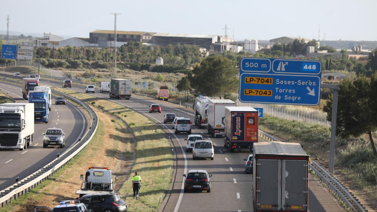 Largas colas en la A-2 por accidentes en el Segrià y el Pla d'Urgell 