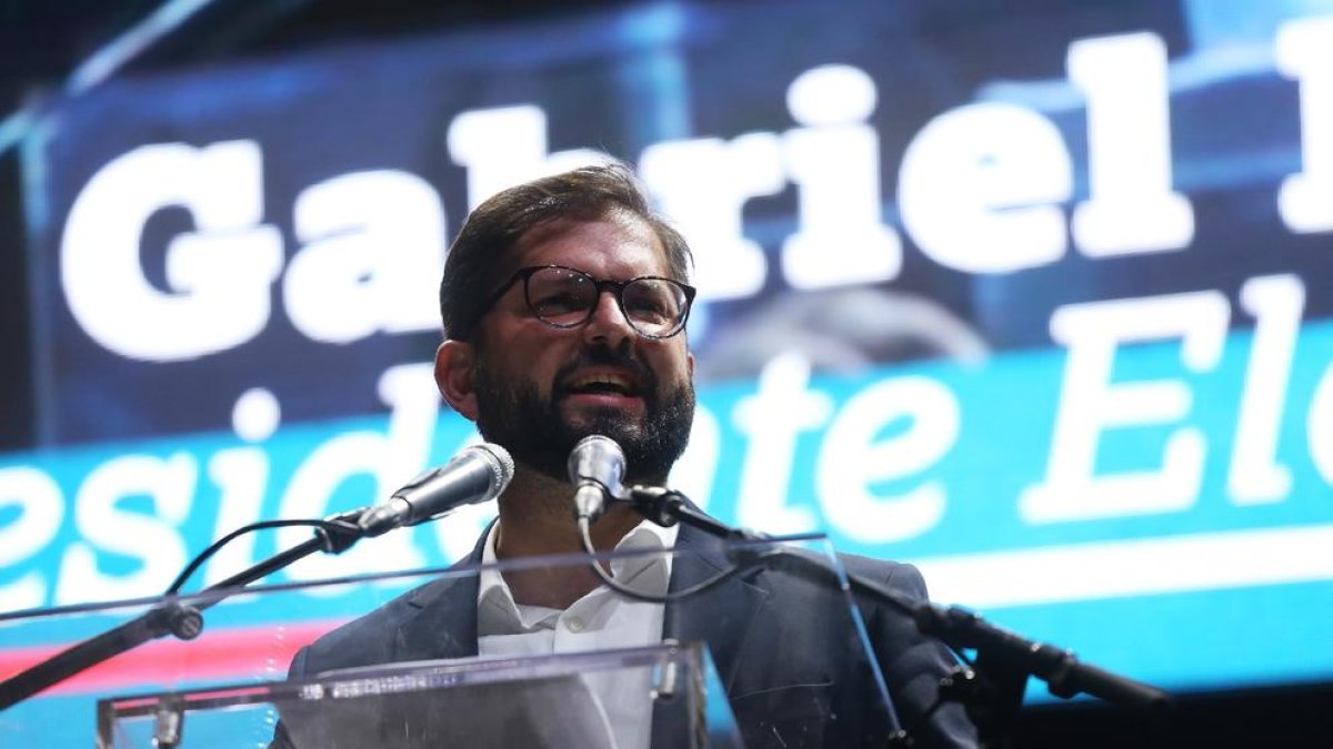 El presidente electo Gabriel Boric llega al punto de encuentro con sus simpatizantes, ayer en Santiago.