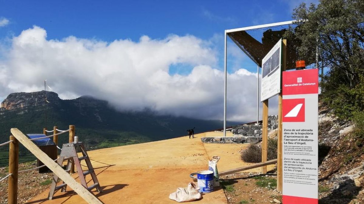 El Govern ha instal·lat un tòtem informatiu amb un pilot lluminós per alertar els parapentistes.