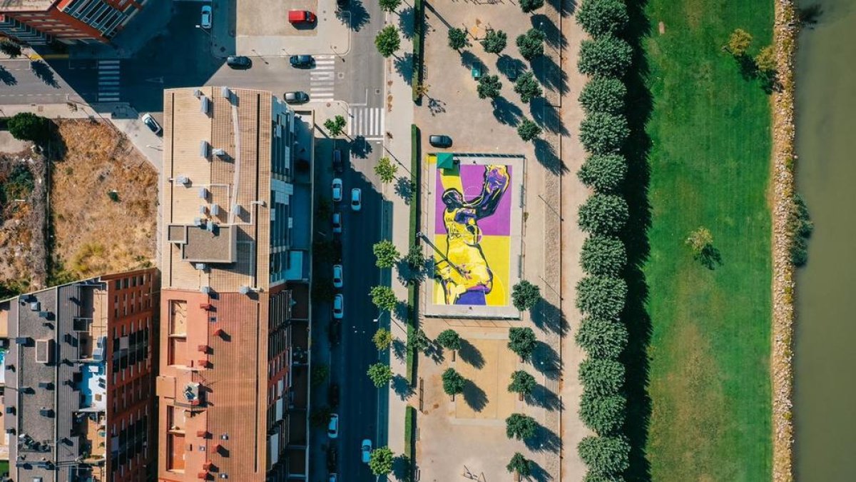 Vista cenital de la pista remodelada con el mural dedicado a Kobe Bryant en Balaguer.