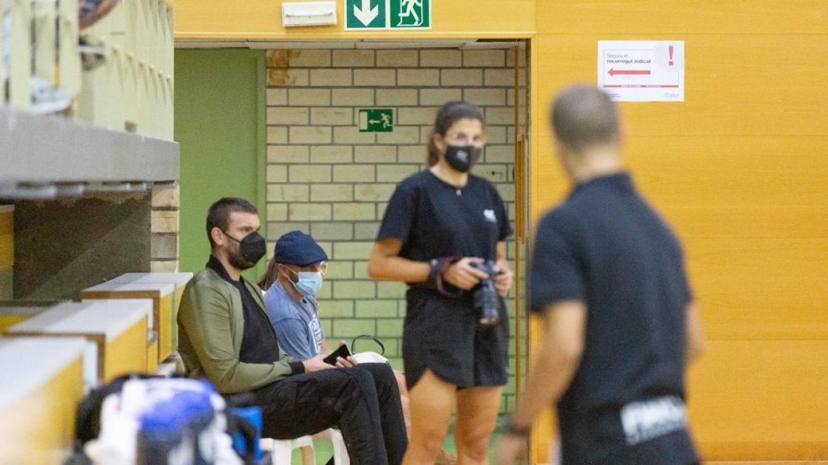 Marc Gasol vio el partido desde un lugar discreto de la pista.