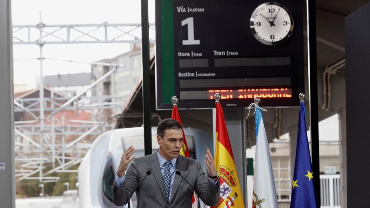 Pedro Sánchez rep l’enquesta en la inauguració de l’AVE a Galícia - Galícia va rebre ahir el seu primer tren d’alta velocitat a l’estació d’Ourense, un projecte que va nàixer fa gairebé dos dècades i que ha requerit una inversió, ...