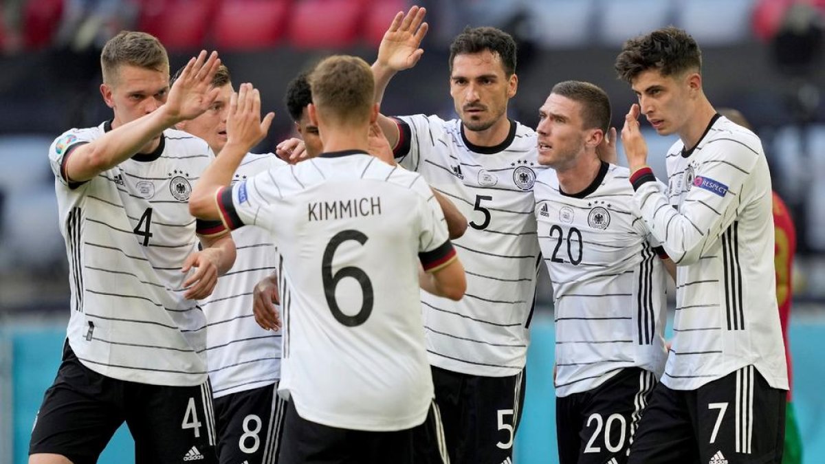 Los jugadores de la selección alemana celebran uno de los goles.