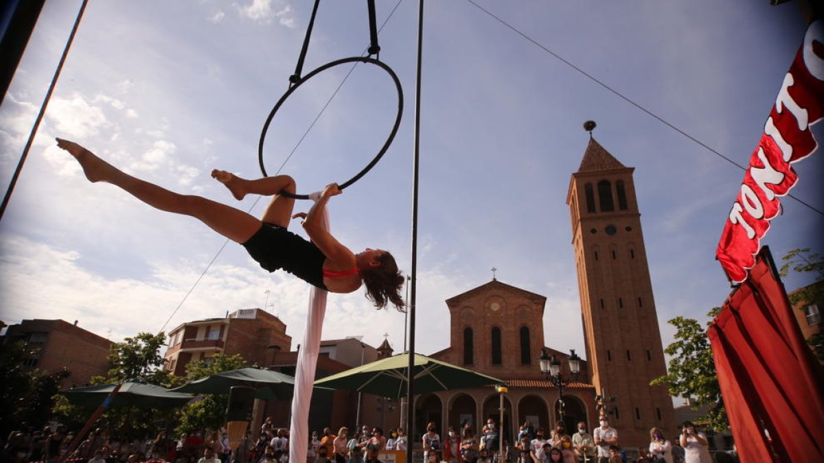 Els més petits van poder disfrutar d’un espectacle de circ al centre.