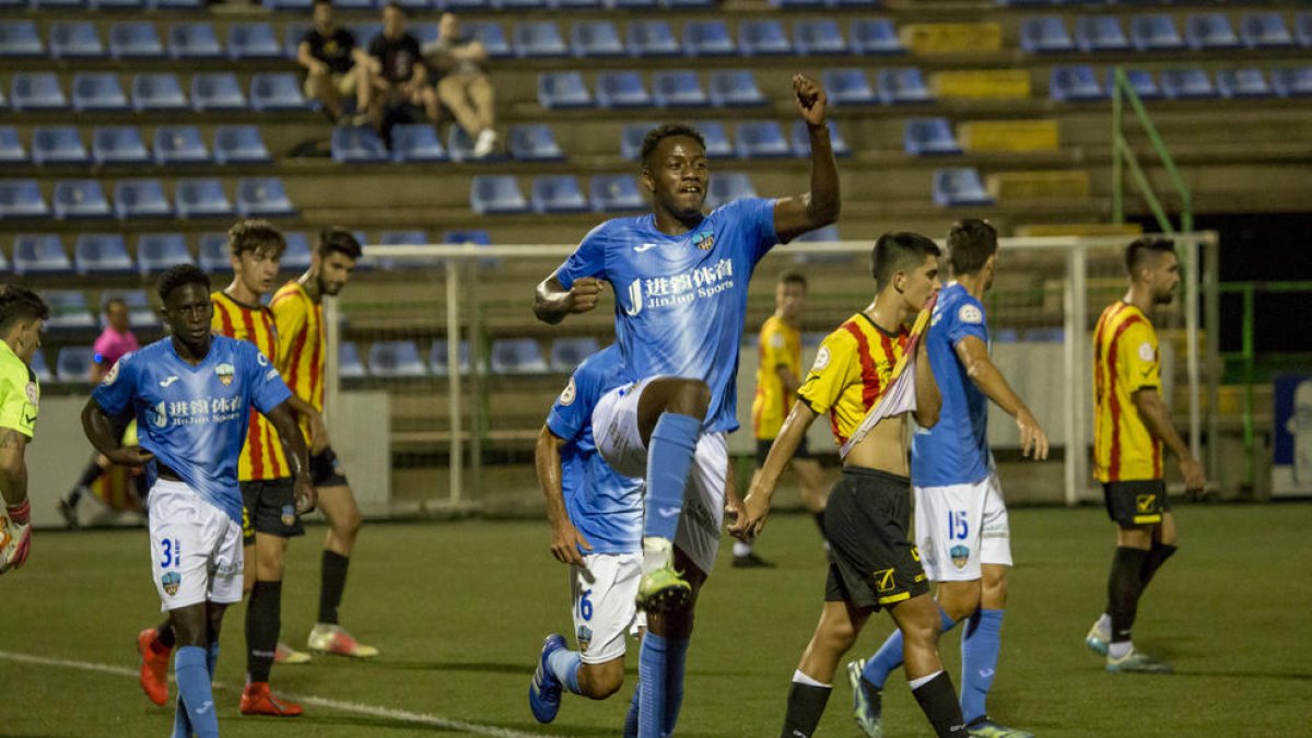 Alpha celebra su gol que suponía entonces el 0-2 para el Lleida Esportiu.