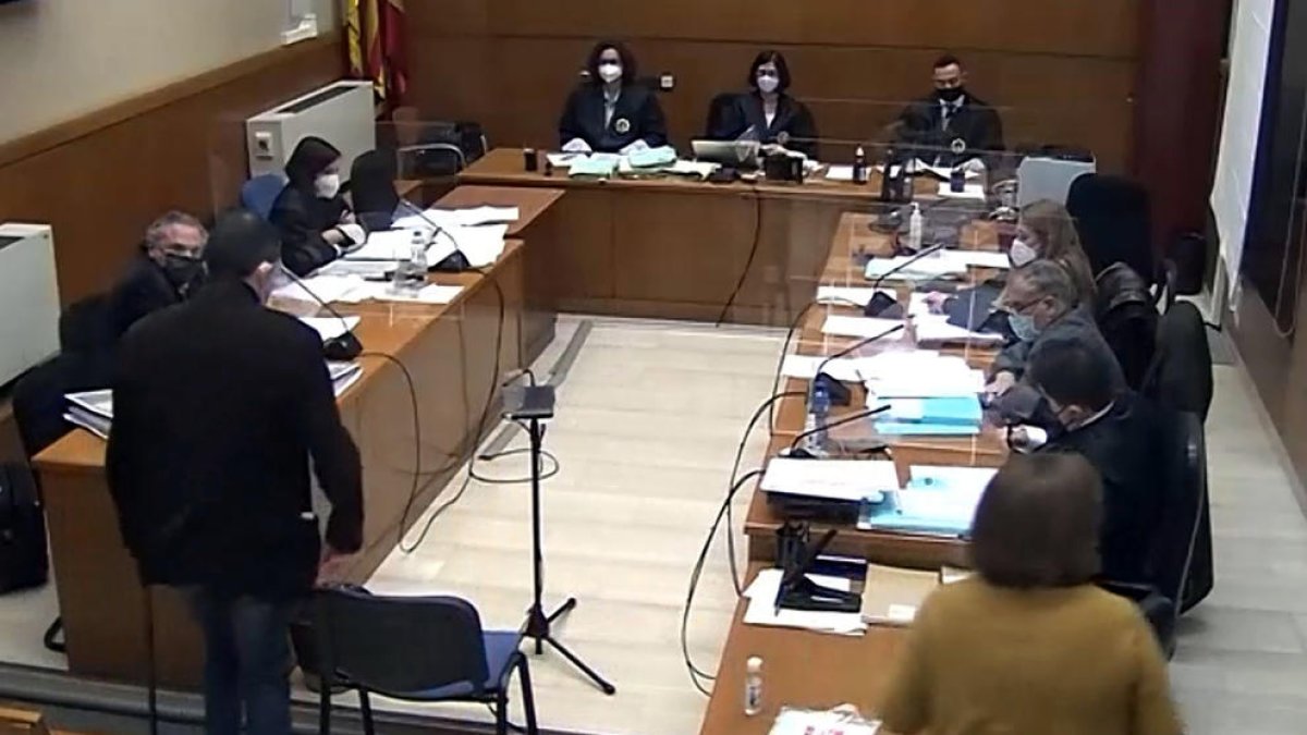 El acusado antes de sentarse a declarar ayer en el juicio.