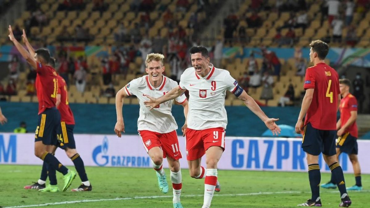 Robert Lewandowski celebra el gol de Polònia, que significava l’empat amb Espanya.