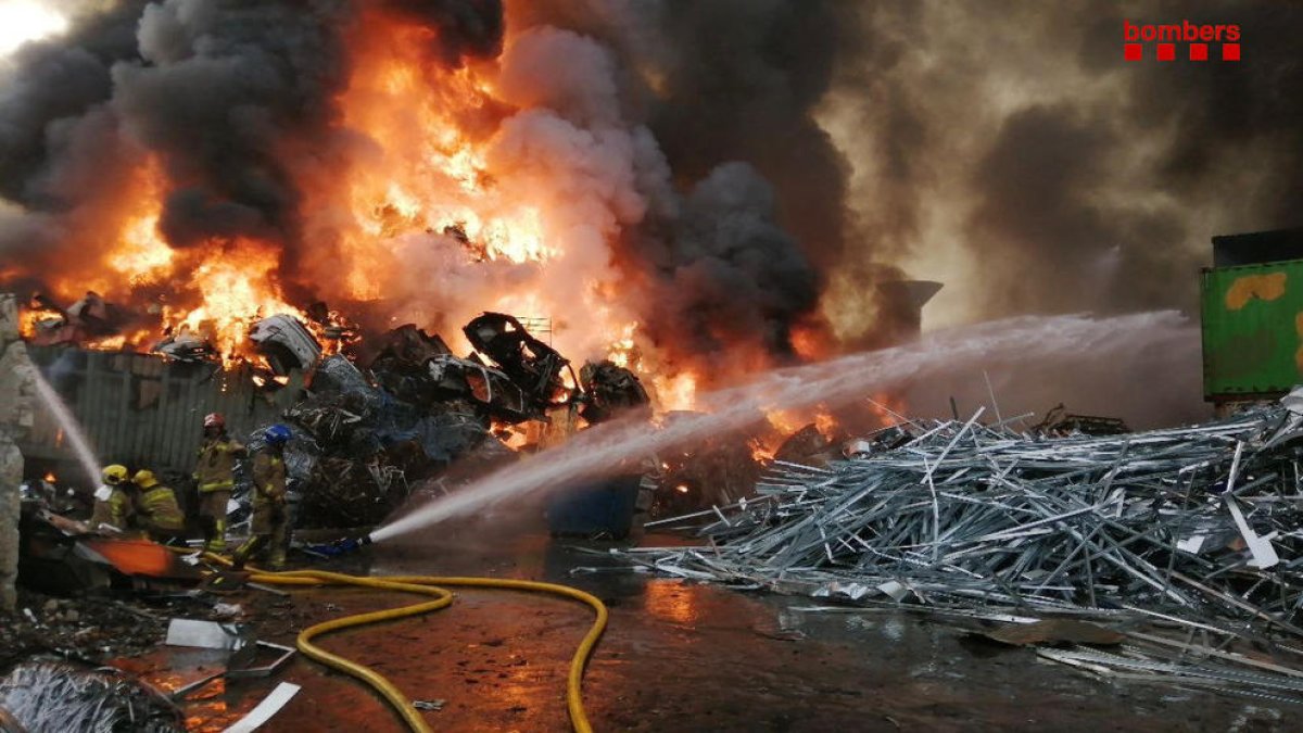 Arde una pila de chatarra en una planta de reciclaje de Castellbisbal