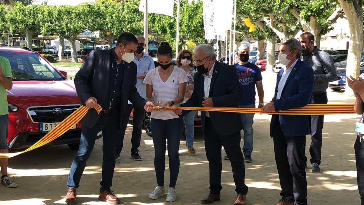 Ares Lahoz cortando ayer la cinta inaugural de la feria. 