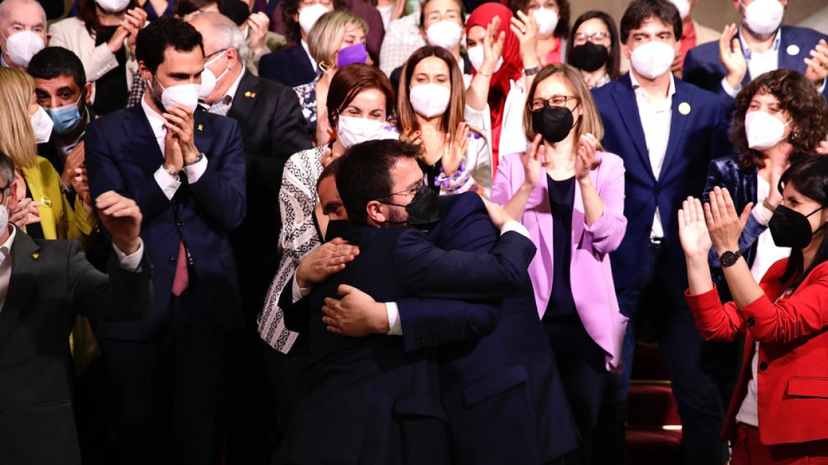 Aragonès i Junqueras s’abracen i reben els aplaudiments dels diputats d’ERC al Parlament.