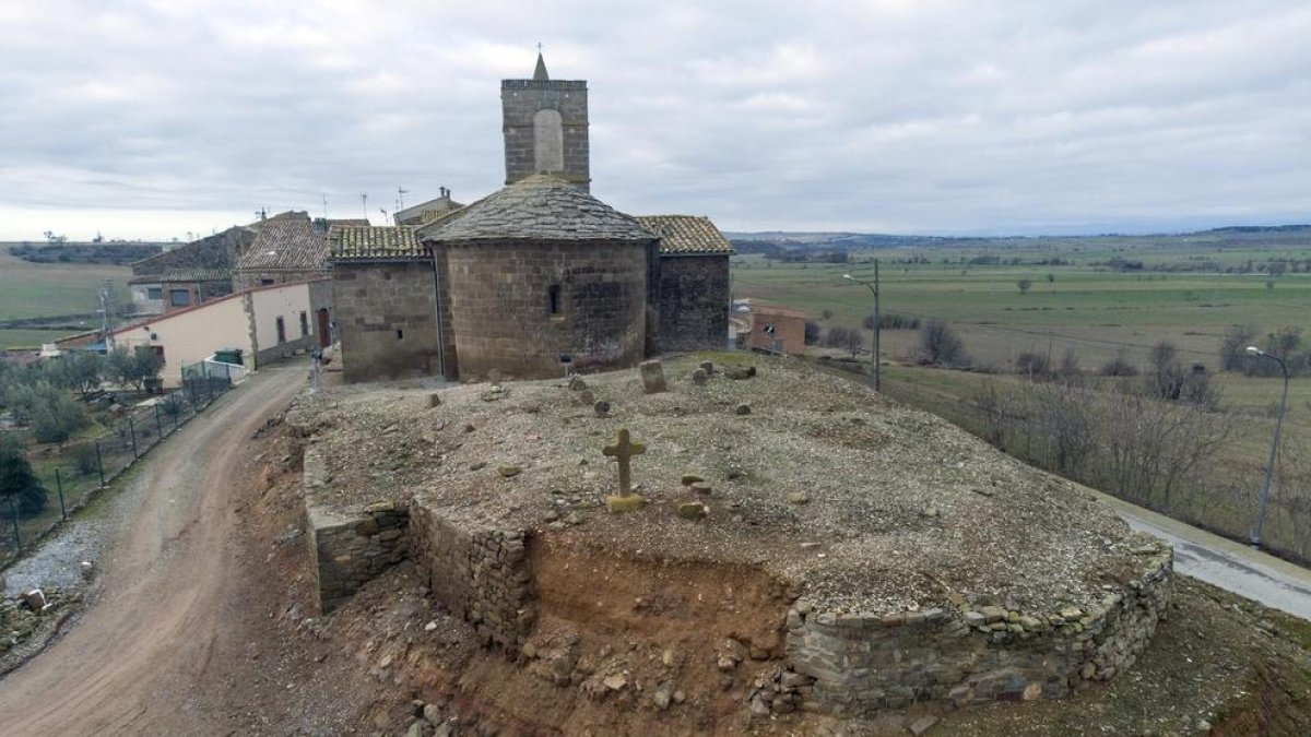 Reponen el muro del cementerio de Sant Esteve de Pelagalls