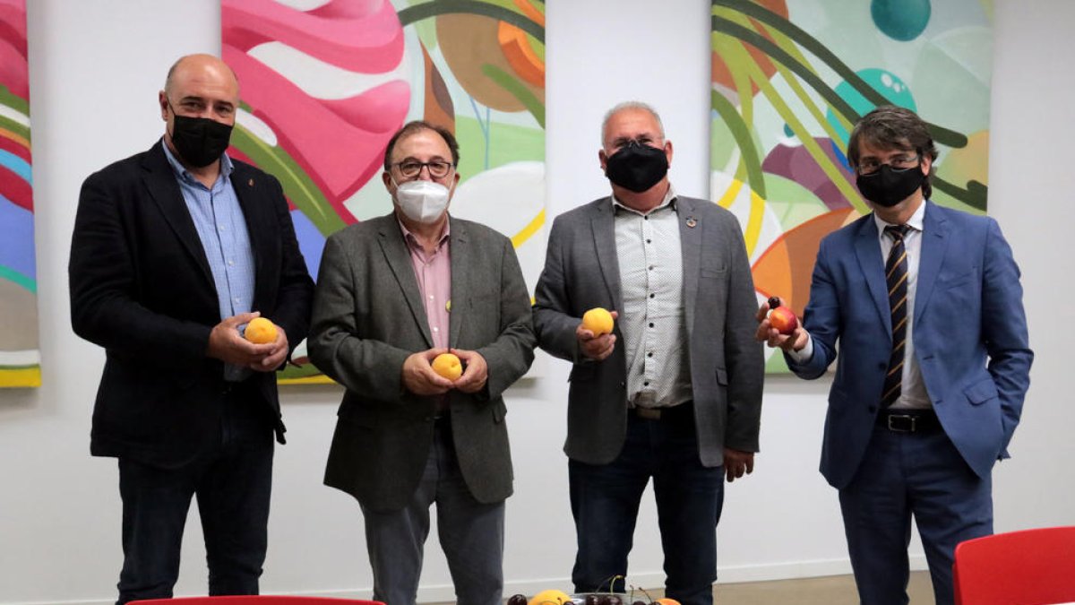 Afrucat y la conselleria de Agricultura presentaron ayer las previsiones de cosecha de fruta de hueso.