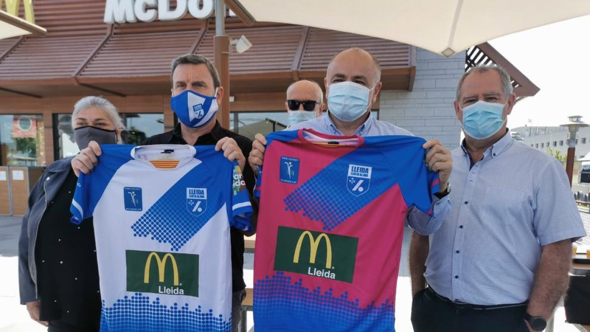 Enric Duch y Agustí Soler, sujetando las camisetas que el equipo estrenará hoy en la pista del Lloret.