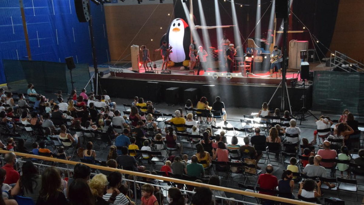 Espectacle ahir de la banda The Penguins a la Seu d’Urgell.