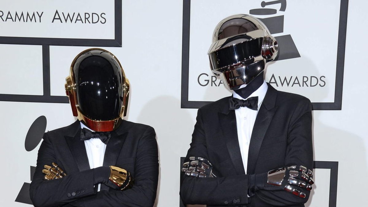 Els dos integrants del grup de música electrònica francès Daft Punk posen a la seua arribada a la 56 edició dels Premis Grammy a Los Angeles (Estats Units).