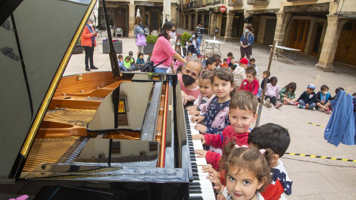 Els més petits van gaudir tocant un piano de cua, instal·lat ahir a la plaça Major de la capital de la Segarra.