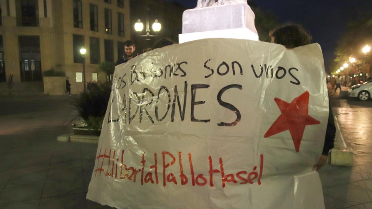 Prop d'un centenar de persones cremen fotos dels Borbons a Tarragona
