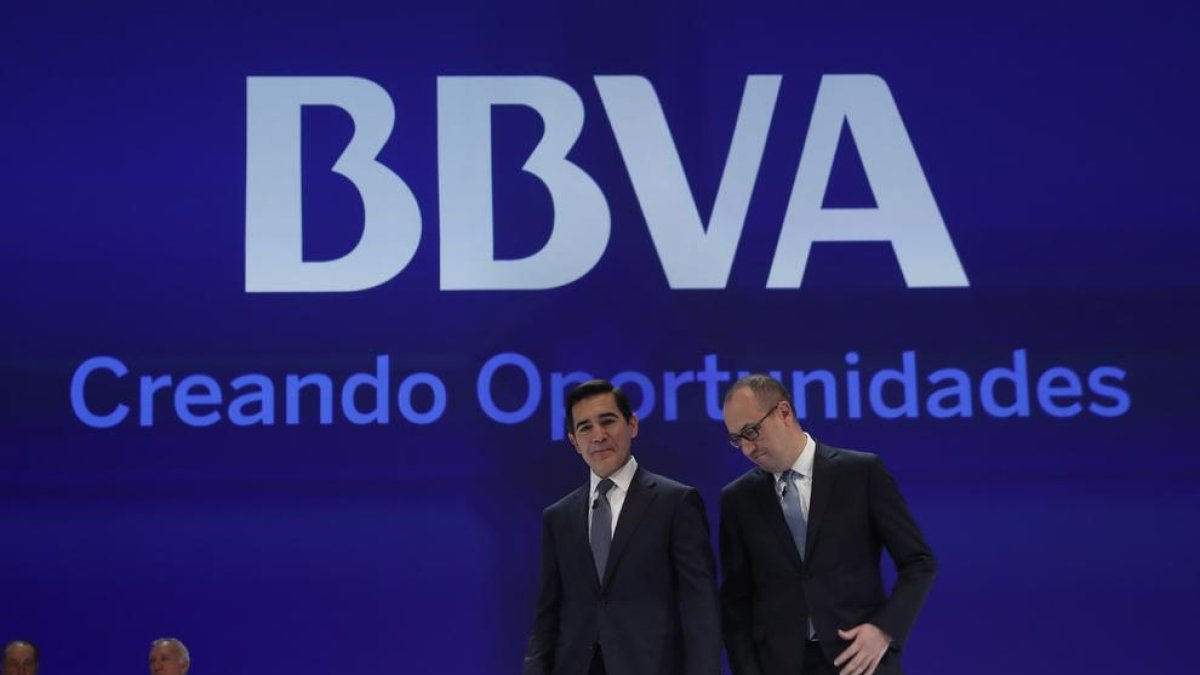 El president del BBVA Carlos Torres (esquerra), al costat del conseller delegat de l'entitat bancària, el turc Onur Genç.