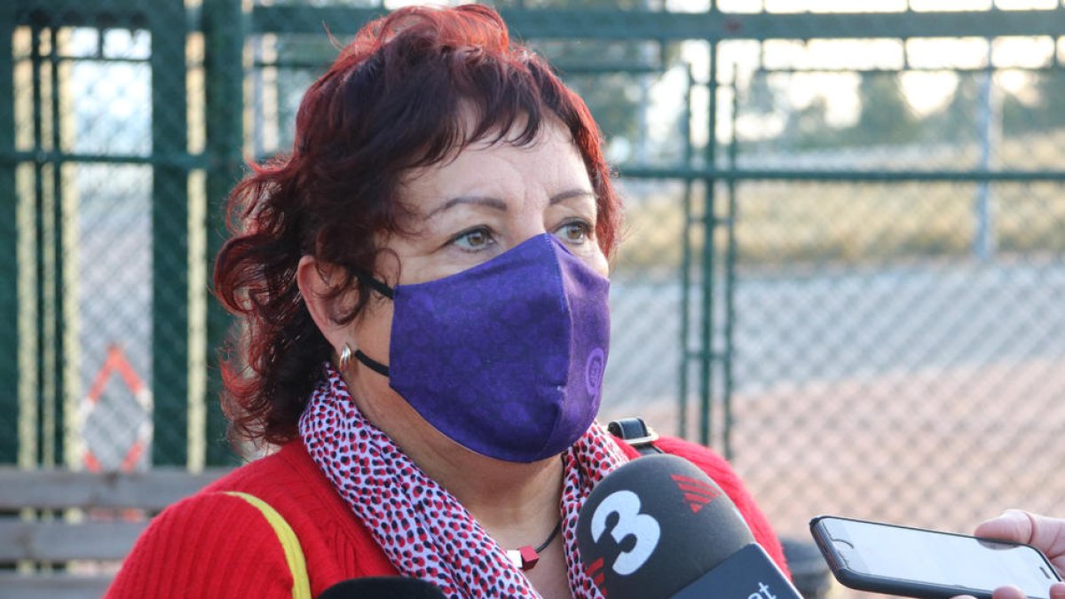 La exconsellera de Trabajo Dolors Bassa atendiendo a los medios de comunicación después de haber salido de la prisión del Puig de les Basses.