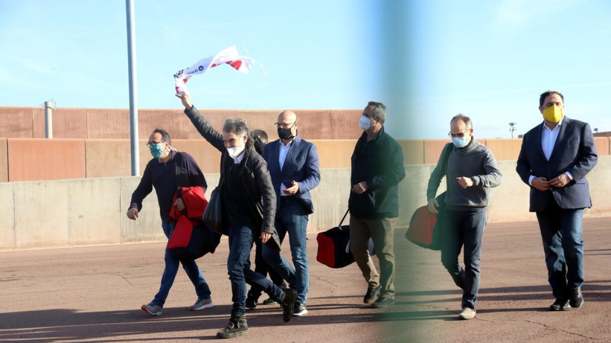 Els set presos sortint de Lledoners després d'obtenir el tercer grau.