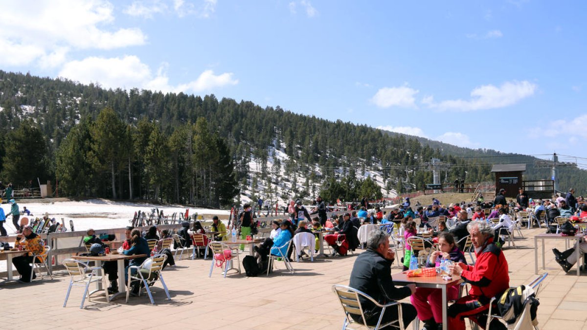 La terraza de la estación de esquí de Port Ainé la primavera pasada.