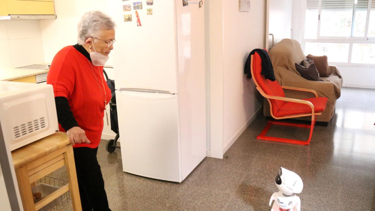 Magarita Fernádez, de 75 años, acompañada del robot diseñado por el Grup Saltó de Lleida. 