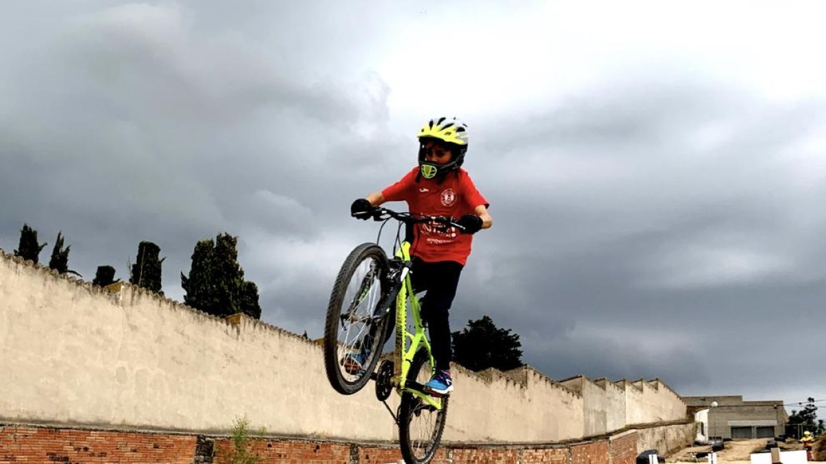 Un niño de la escuela de Juneda efectúa un salto.