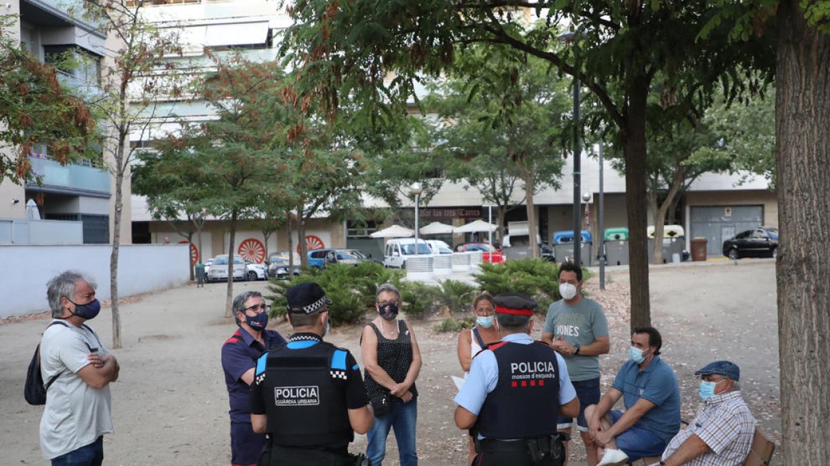 La reunió d'ahir de veïns amb Mossos i Urbana