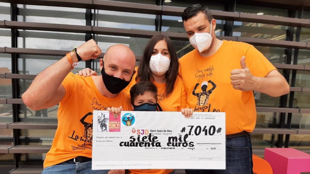 Ricard Cuesta, Leo i els seus pares, en el moment de donar el xec al centre hospitalari.