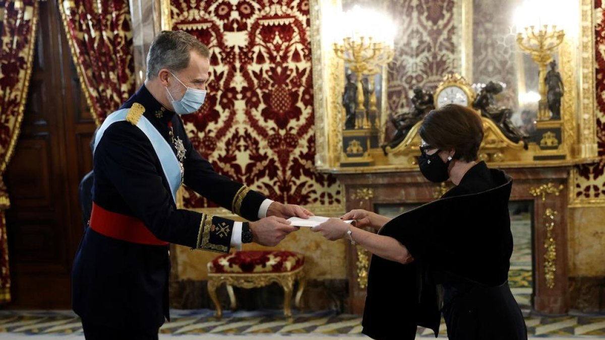 El rey Felipe VI recibe las cartas credenciales de la nueva embajadora del Principado de Mónaco, Catherine Liliane Dominique Fautrier, este viernes en el Palacio Real de Madrid.
