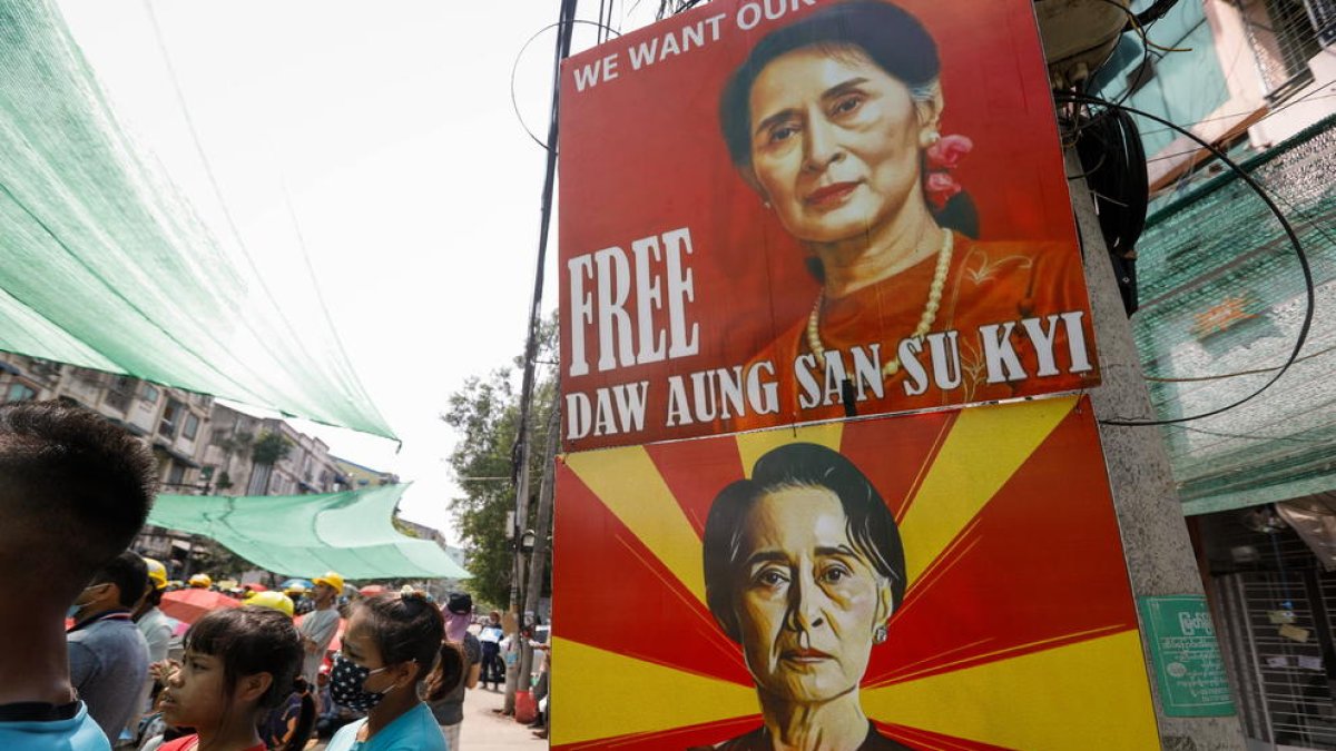 Cartells de suport a la deposada líder birmana Aung San Suu Kyi en una protesta a Rangun.